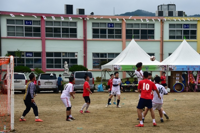 지난 15일 충남 금산군 남일초교에서 남일면민 화합체육대회 축구경기가 열리고 있다. 사진=남일면 제공