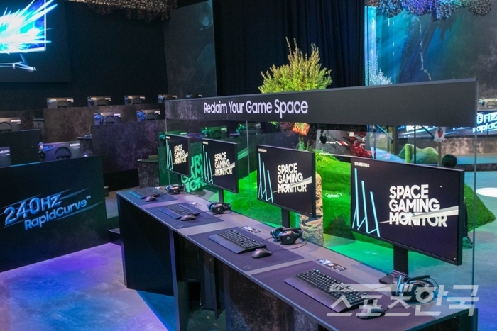 삼성전자는 8월 20일 개막한 ‘게임스컴 2019’서 최신 게이밍 모니터 3종을 공개했다. 체험존에 전시된 ‘스페이스 게이밍 모니터’ 32형 (사진 = 삼성전자 제공)
