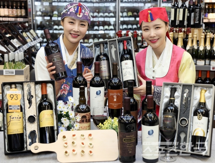 이마트가 추석선물로 다양한 와인 기획 상품을 선보이고 있다. (사진 = 신세계그룹 제공)