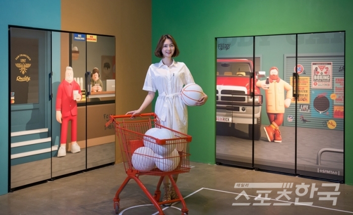 23일부터 25일까지 서울 인사동 인사아트센터에서 열리는 아트슈퍼마켓 사전행사에서 삼성 비스포크 냉장고를 소개하고 있는 삼성전자 모델 (사진 = 삼성전자 제공)