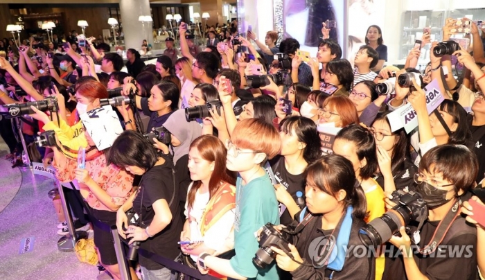 K-팝 공연을 보기 위한 몰려든 방콕 현지팬들