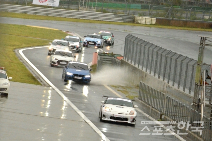 사상 최악의 기후속에 펼쳐진 투어링카 최종전에서 경기를 마친 자동차들이 물살을 가르며 들어오고 있다. <사진=데일리스포츠한국DB>