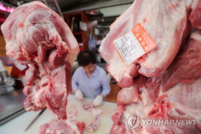 서울 성동구 마장동 축산물 시장에서 한 상인이 돼지고기를 손질하고 있다