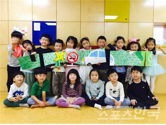서울 청수어린이집 어린이들의 채색 참여 모습