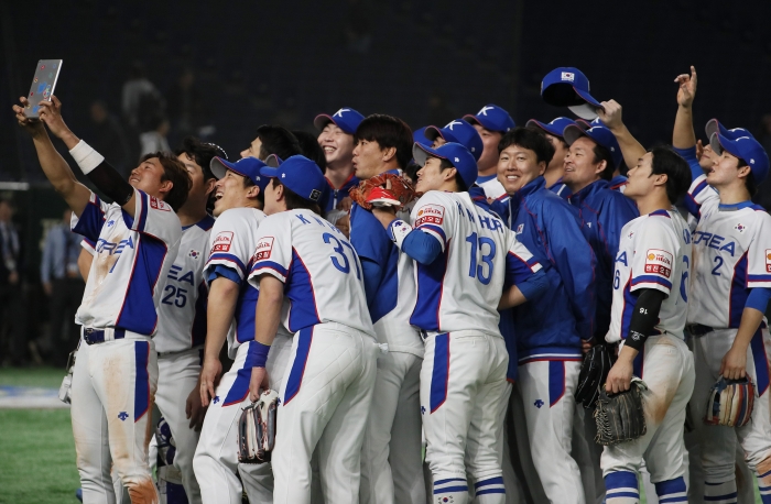 야구대표팀이 11일 일본 도쿄돔에서 열린 2019 세계야구소프트볼연맹(WBSC) 프리미어12 슈퍼라운드 미국 전 승리 후 선수들이 셀카 세레머니를 하고 있다.