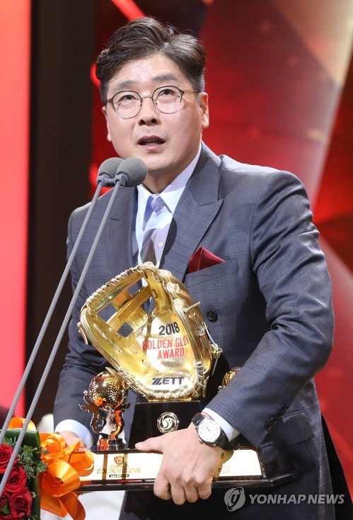 키움 김하성 대신 2018  2018 KBO 유격수 골든글러브를 수상한 홍원기 코치. (사진=연합뉴스)