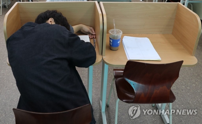 노량진 종로학원에서 수험생이 잠을 자고 있는 모습(사진=연합뉴스)