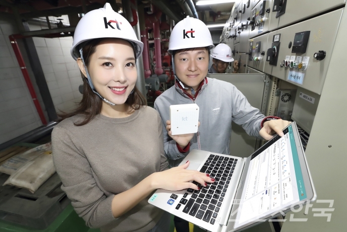 KT 직원(남)과 모델이 서초구 우면동 KT 융합기술원에서 ‘기가 에너지 매니저 빌딩’ 시범서비스를 소개하고 있다. (사진 = KT 제공)