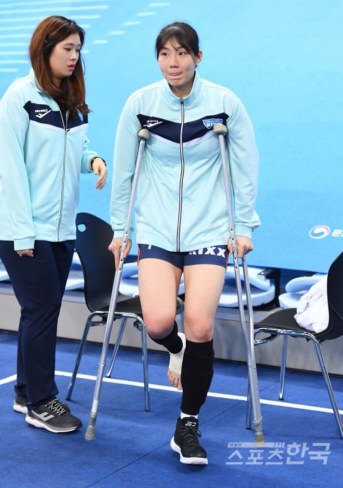 지난 17일 인천 계양체육관에서 끝난 흥국생명 경기에서 부상 당한 이소영 (사진 = KOVO제공)