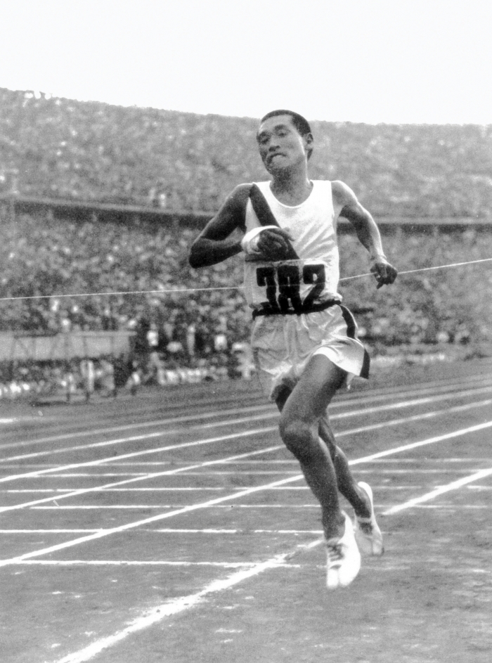 손기정은 1936년 독일 베를린에서 열린 제 11회 올림픽 마라톤 부분에 일본 국기를 가슴에 달고 경기에 나섰다.  (사진=대한체육회)