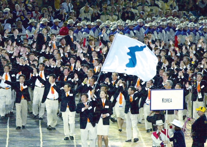 남북은 분단 후 최초로 올림픽에서 손을 맞잡았다. (사진=대한체육회)