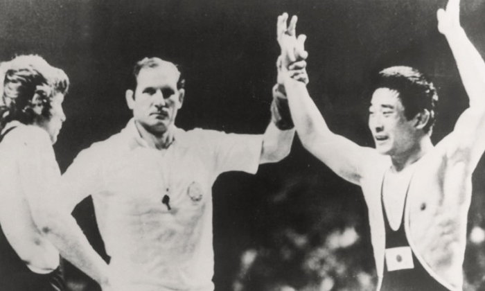 양정모(오른쪽)는 1976년 몬트리올 올림픽에 출전해 레슬링 금메달을 목에 걸었다. 이는 대한민국 첫 번째 금메달이다.(사진=연합뉴스)