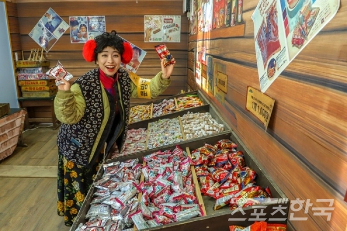 한국민속촌 추억의 문방구에서는 학창시절에 즐겨 구매했던 문구세트와 과자들을 구매할 수 있다.