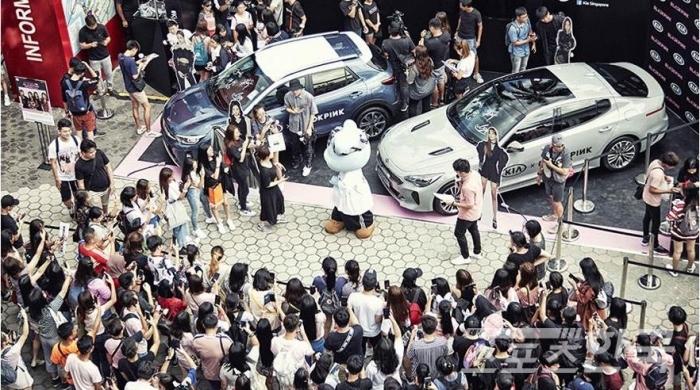 기아자동차는 K-POP 스타들이 총출동하는 화려한 퍼포먼스와 이벤트를 진행했다.