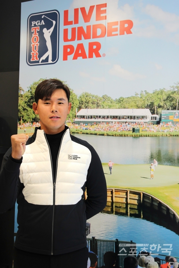 PGA TOUR & LPGA 골프웨어와 후원 협약을 체결한 김시우 (사진 = 한세엠케이 제공)