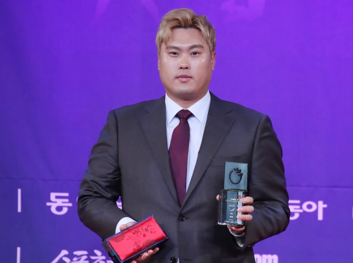 류현진은 11일 서울 광화문 포시즌스호텔에서 열린 'CMS와 함께하는 동아스포츠대상' 시상식에서 특별상을 수상했다. (사진=연합뉴스)