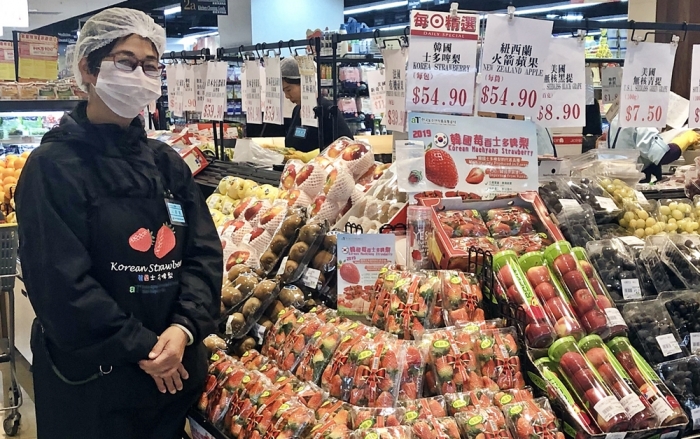 한국산 딸기가 홍콩 대형유통매장(APITA)에서 인기리에 팔리고 있다. (사진 한국농수산식품유통공사 제공)