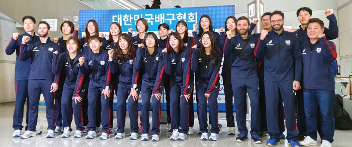 여자 배구대표팀이 5일 2020 도쿄올림픽 아시아예선을 위해 태국으로 떠나기 전 인천국제공항 1터미널에서 기념촬영을 하고 있다. (사진 = 연합뉴스)