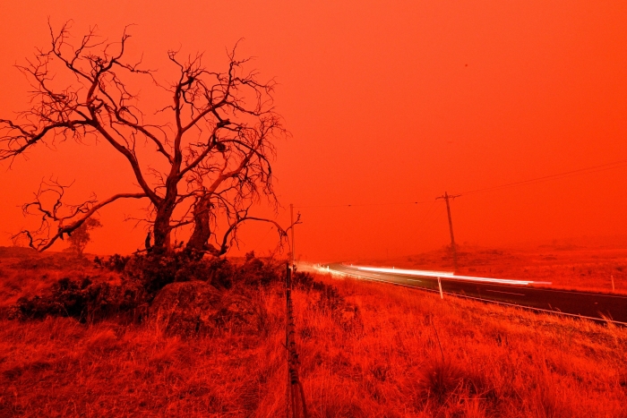 산불로 붉게 변한 호주 NSW 주 쿠마 지역의 하늘 (이상 사진 = 연합뉴스)