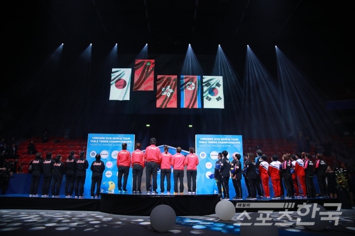 2018 할름슈타드 세계탁구선수권대회 여자 단체전 시상식. 한국은 북한과 단일팀을 이뤄 3위를 기록했다. (사진 = 조직위 제공)
