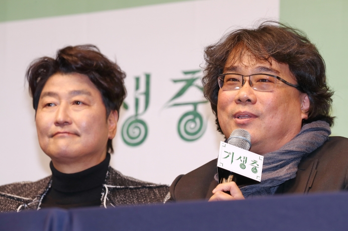 봉준호 감독(오른쪽)과 배우 송강호. (사진=연합뉴스)