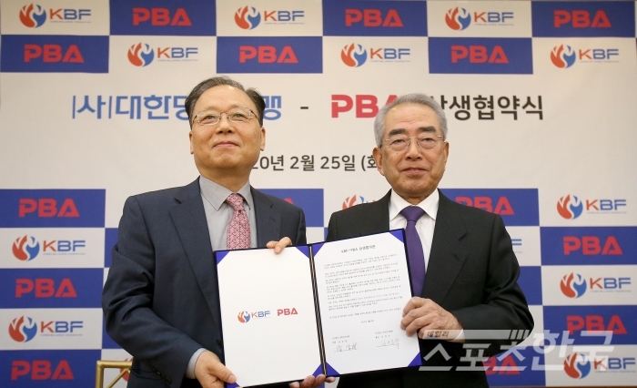 김영수 PBA 총재(오른쪽)와 남삼현 KBF 회장 (사진 = PBA 제공)