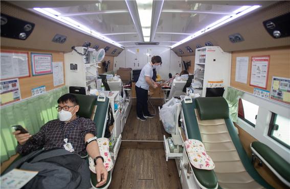 한국도로공사 직원들이 헌혈에 참여하고 있다.