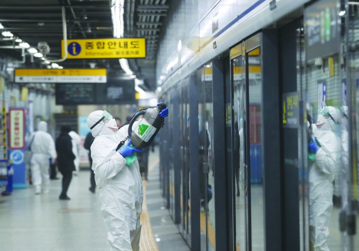 서울교통공사는 코로나19의 지역사회 추가 확산을 막기 위해 시설물 방역 횟수를 크게 늘려 실시하는 등 현재 대응할 수 있는 최고 수준까지 방역을 강화해 실시 중이다.