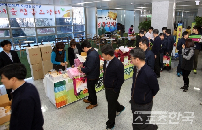 한국도로공사 사옥에서 진행된 직거래 장터에서 직원들이 상품들을 둘러보고 있다(사진 = 한국도로공사 제공)