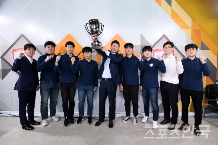 2019-2020 KB국민은행 바둑리그 챔피언에 오른 한국물가정보 (사진 = 한국기원 제공)