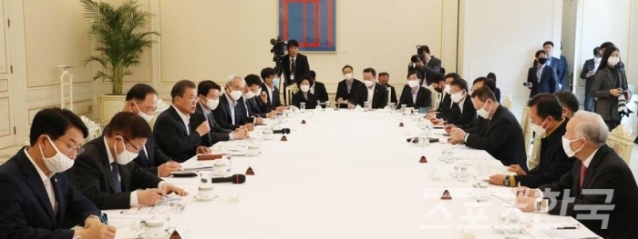 코로나19 대응 논의를 위한 청와대 경제주체 원탁회의