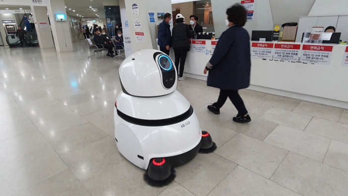 서울대병원 로비에 배치된 클로이 로봇