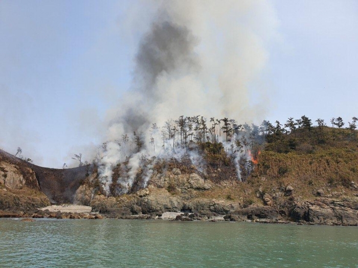완도군 노화읍 죽굴도 섬에서 산불이 나서 4시간 만에 꺼졌다.