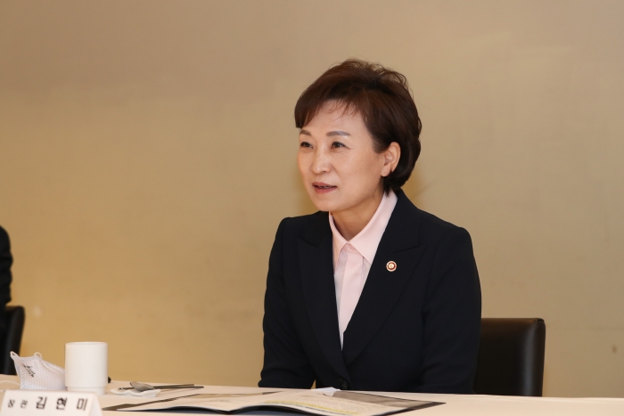 김현미 장관이 건설기술 업계 간담회에서 발언을 하고있다.