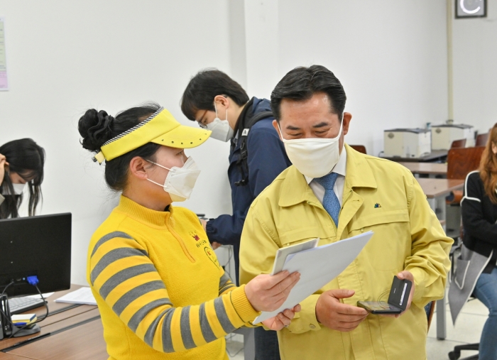 박정현 부여군수(오른쪽)가 긴급생활안정자금 지원 추진상황을 점검하고 있다.