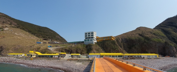 신안군 홍도 몽돌해변 주변 마을 지붕이 원추리 꽃 색인 노란색으로 칠히지며 동화나라를 연상시킨다.