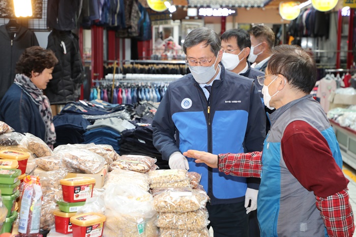 지역경제 및 전통시장 활성화를 위한 장보기 행사에 참석한 정재훈 한수원 사장을 비롯한 한국수력원자력 임직원들이 21일 경주 전통시장에서 물품을 구입하고 있다.