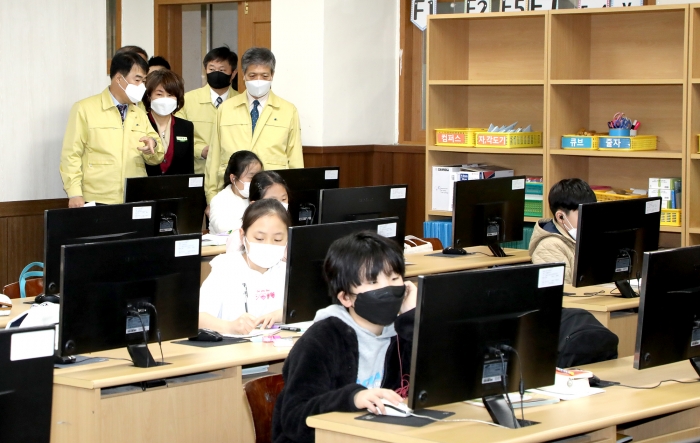 원격수업 점검단이 대덕초등학교 운영 상황을 점검하고 있다.