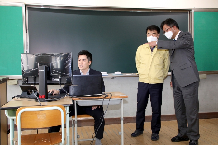 원격수업 점검단이 대덕고등학교 운영 상황을 점검하고 있다.