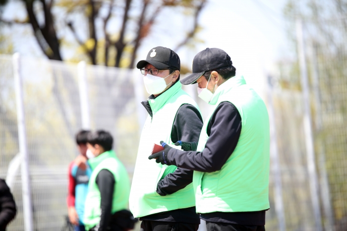 황선홍 감독(왼쪽)이 연습경기를 지켜보고 있다.