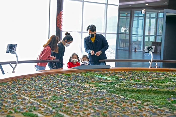 17일 경주엑스포공원 경주타워를 방문한 관람객들이 전망1층에 위치한 '신라왕경 모형'을 관람하고 있다.(사진=경주세계문화엑스포 제공)