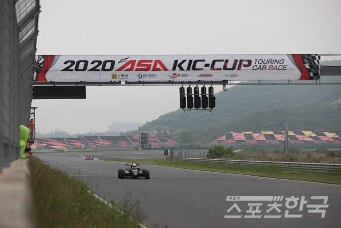 24일 전남 영암의 국제자동차경주장에서 열린 2020 ASA KIC-CUP 투어링 카 레이스 KF-1600 포뮬러 클래스 경기 모습 (사진=데일리스포츠한국 DB)