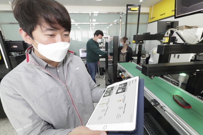 경기도 수원 코그넥스코리아 연구소에서 KT와 코그넥스 직원들이 ‘KT 5G 스마트팩토리 머신비전’ 솔루션을 점검하고 있다.