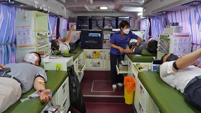 경주엑스포 직원들이 '코로나19'로 인한 혈액난 극복을 위해 9일 엑스포공원에서 헌혈을 하고 있다.(사진=경주엑스포 제공)