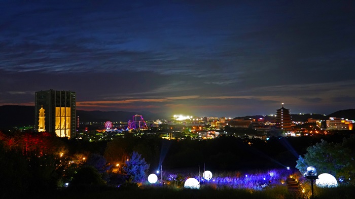 전국 최초의 야간 체험형 산책 코스 '신라를 담은 별(루미나 나이트 워크)' 전경.(사진=경주세계문화엑스포 제공)