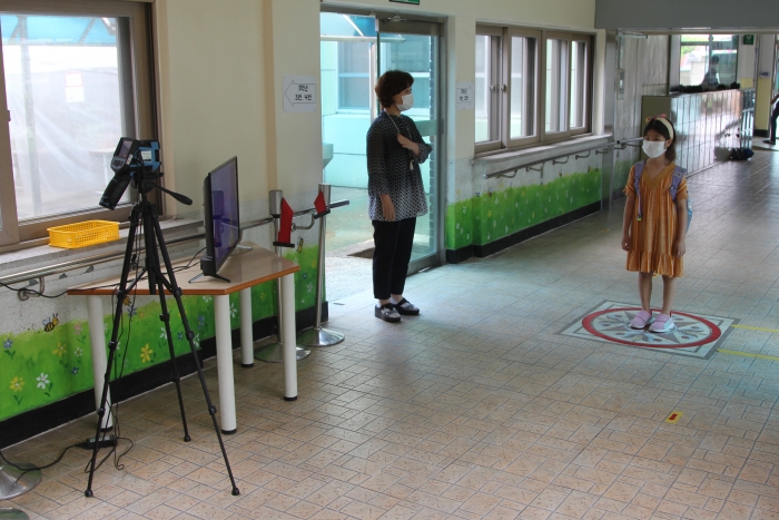 논산계룡교육지원청(교육장 유미선)은 논산시의 지원으로 모든 관내학교에 열화상카메라를 보급했다고 밝혔다.