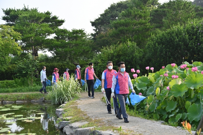 박정현 부여군수(맨앞)가 궁남지 환경정비에 나서고 있다.