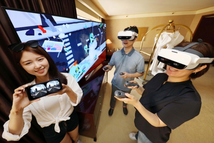 LG유플러스 모델들이 서울 웨스틴조선호텔과 손잡고 진행하는 클라우드 VR 서비스를 소개하고 있다.