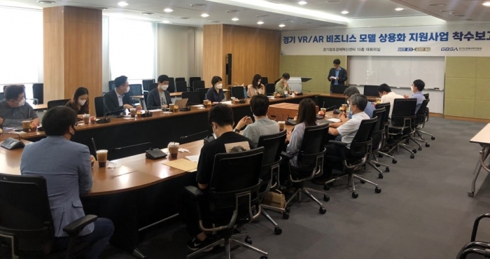 지난 9일 경기도 성남시 경기창조경제혁신센터에서 열린 ‘VR/AR 융합 상용화지원사업 착수보고회’에서 경기도 관계자와 사업 선정자들이 지원사업에 대한 토론을 진행하고 있다.