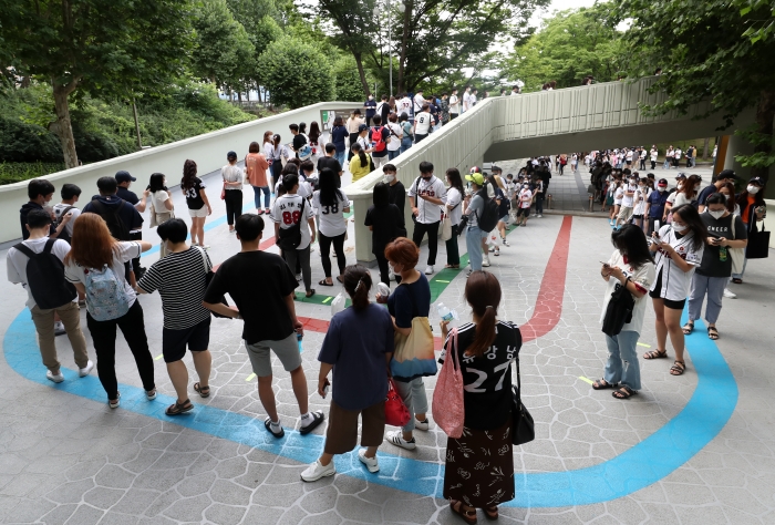 26일 오후 잠실야구장을 찾은 시민들이 LG 대 두산 경기를 보기 위해 입장하고 있다.. (사진=연합뉴스)